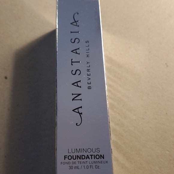 570 N Luminous Foundation - Picture 3 of 4